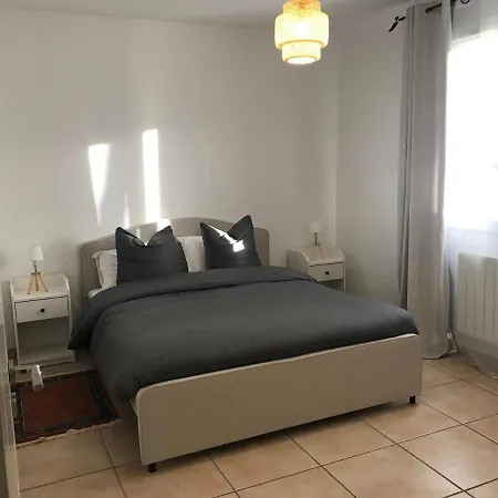 Privee Calme 15 Min A Pied Du Centre Parking Gratuit Apartment Arles